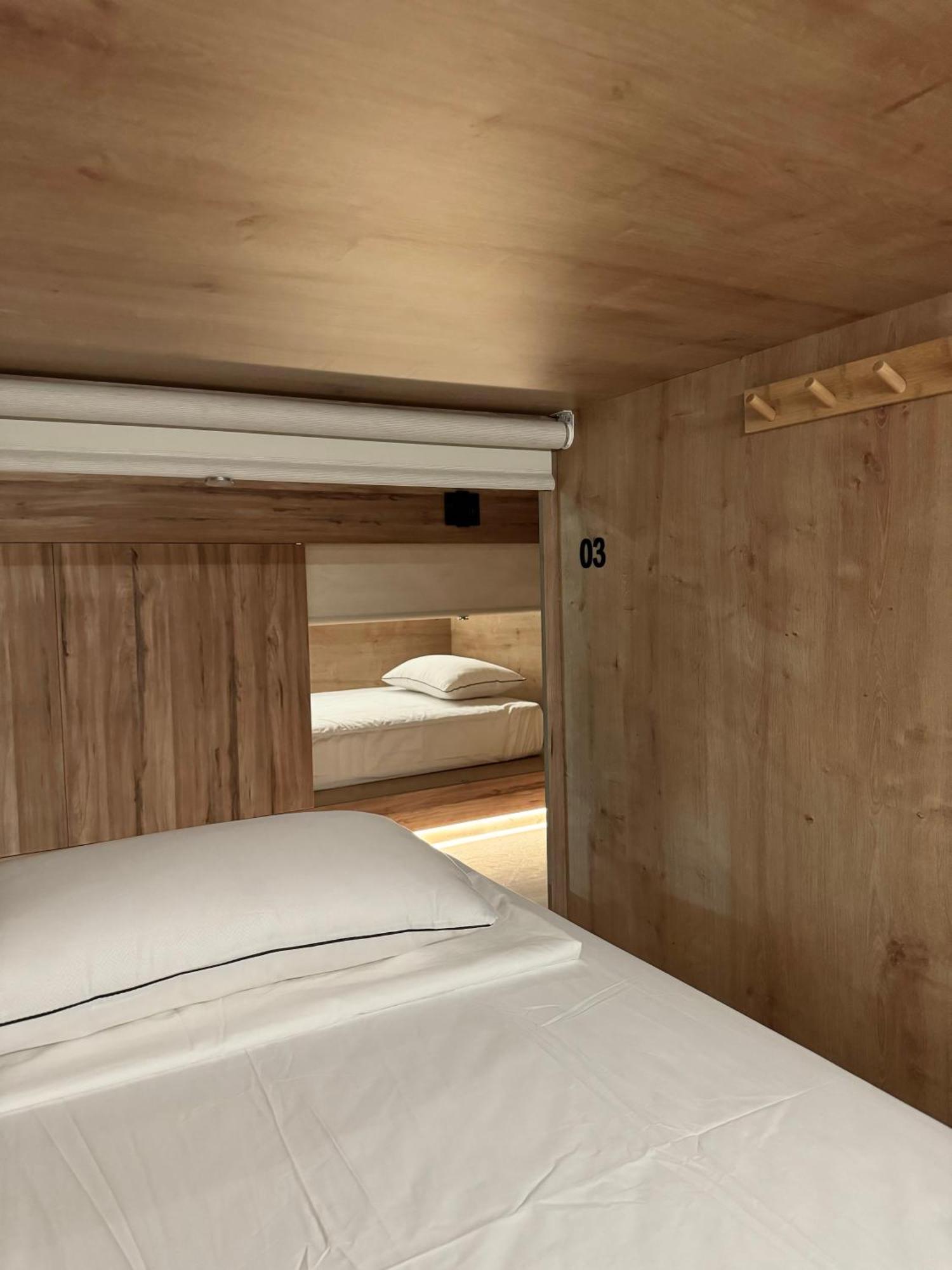 The Pod Suite Hostel Village Valencia Exteriör bild