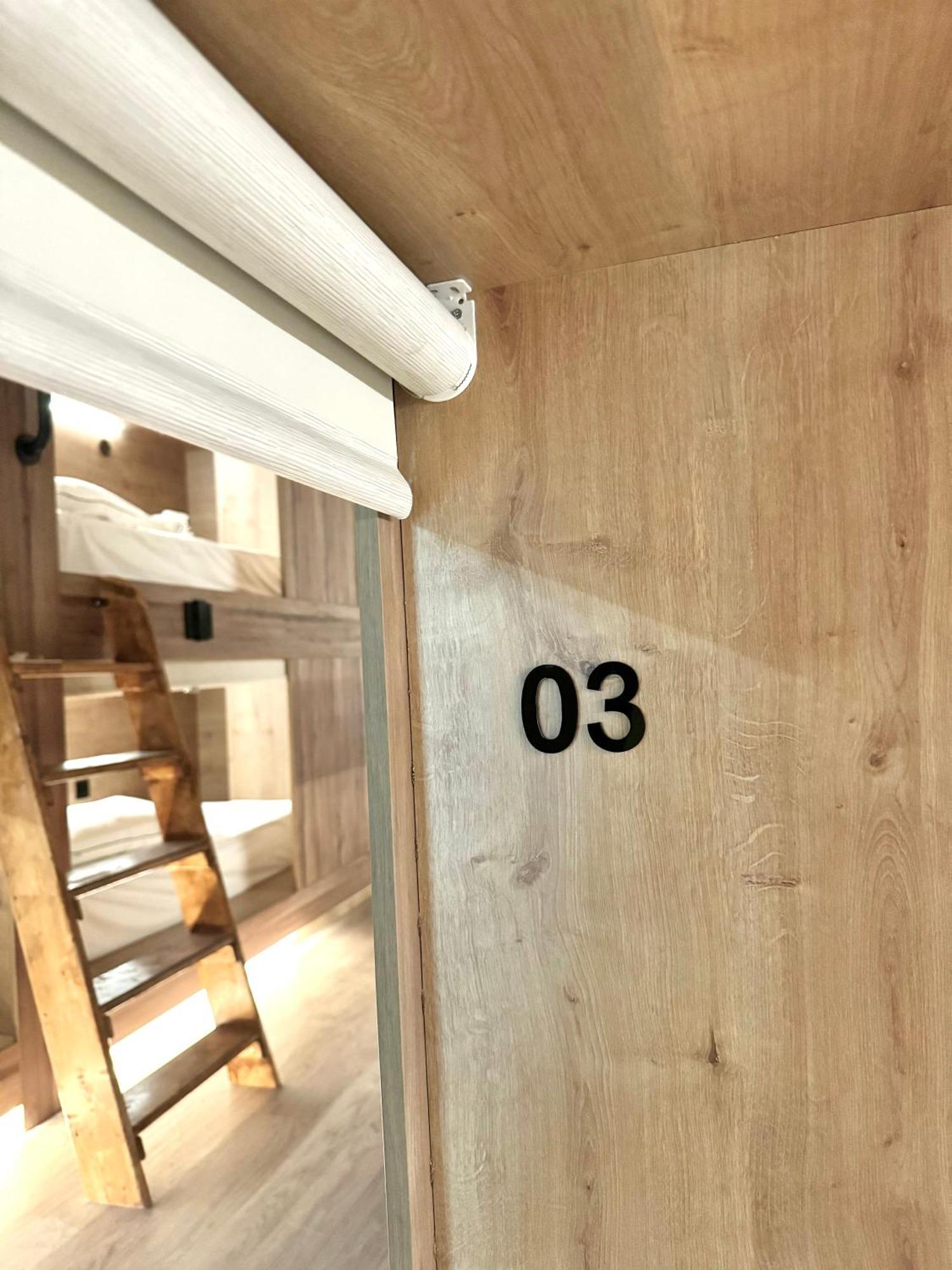 The Pod Suite Hostel Village Valencia Exteriör bild